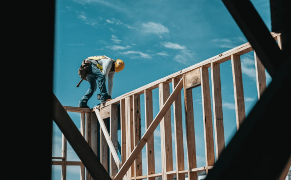 建设工程领域“背靠背”条款 的解释、适用问题探究 ——以一起典型的“背靠背”条款争议案件为例